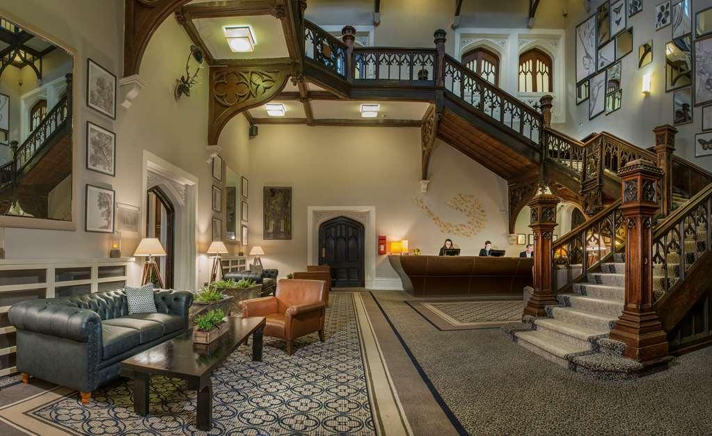 Hotel De Vere Court 4*