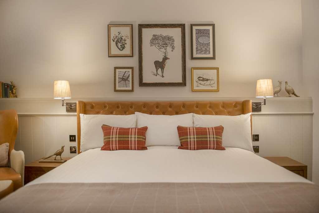 Hotel De Vere Court 4*