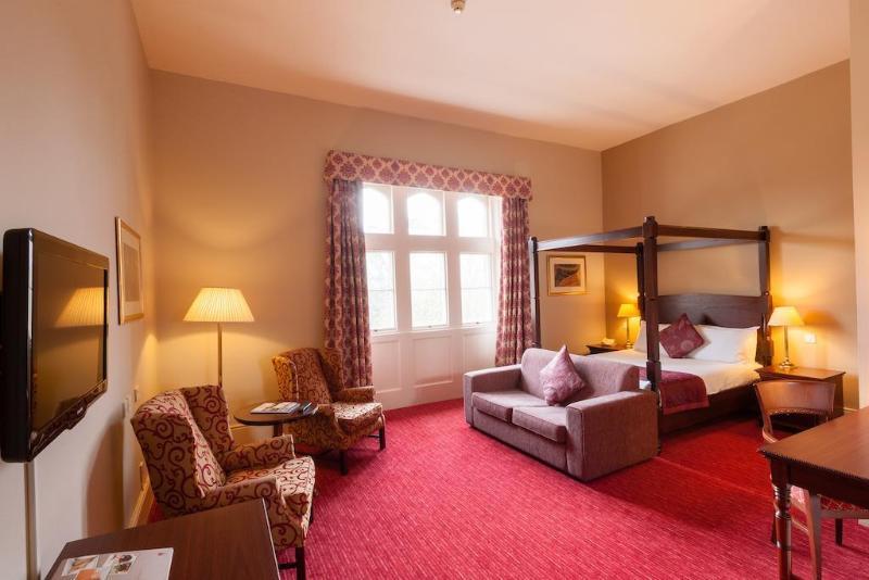 Hotel De Vere Court 4*